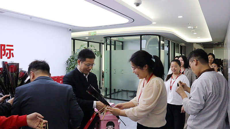 向美而生，灼灼其华，女神节快乐！